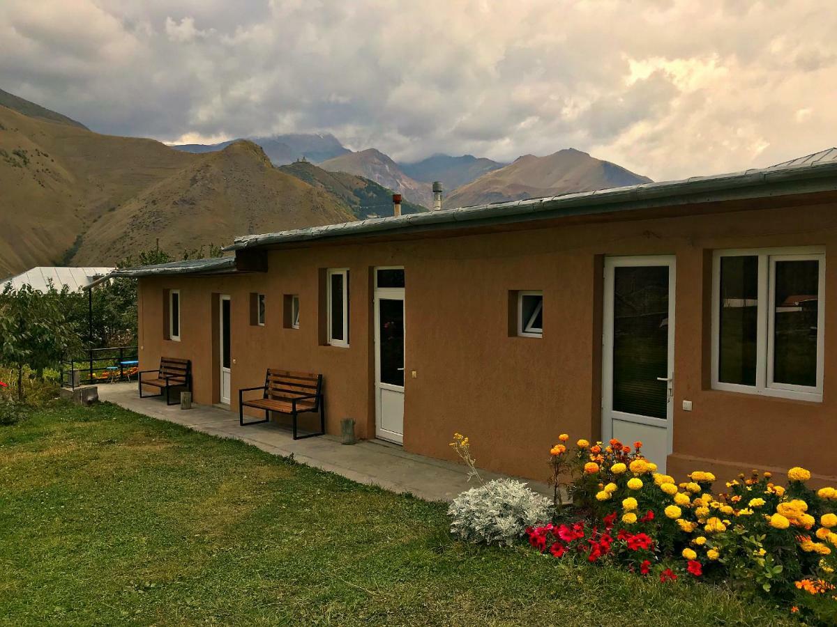 Готель Piligrim Kazbegi Екстер'єр фото